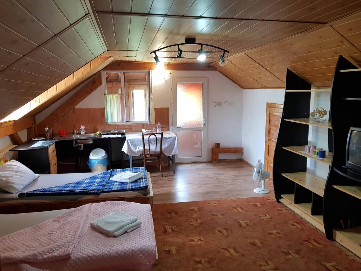 Hompot Accommodation Дева Екстериор снимка